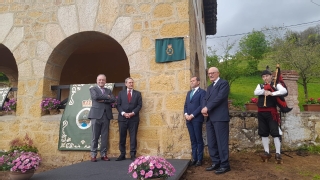 Francisco Marín durante el descubrimiento de una placa en su recuerdo en la localidad de Onao